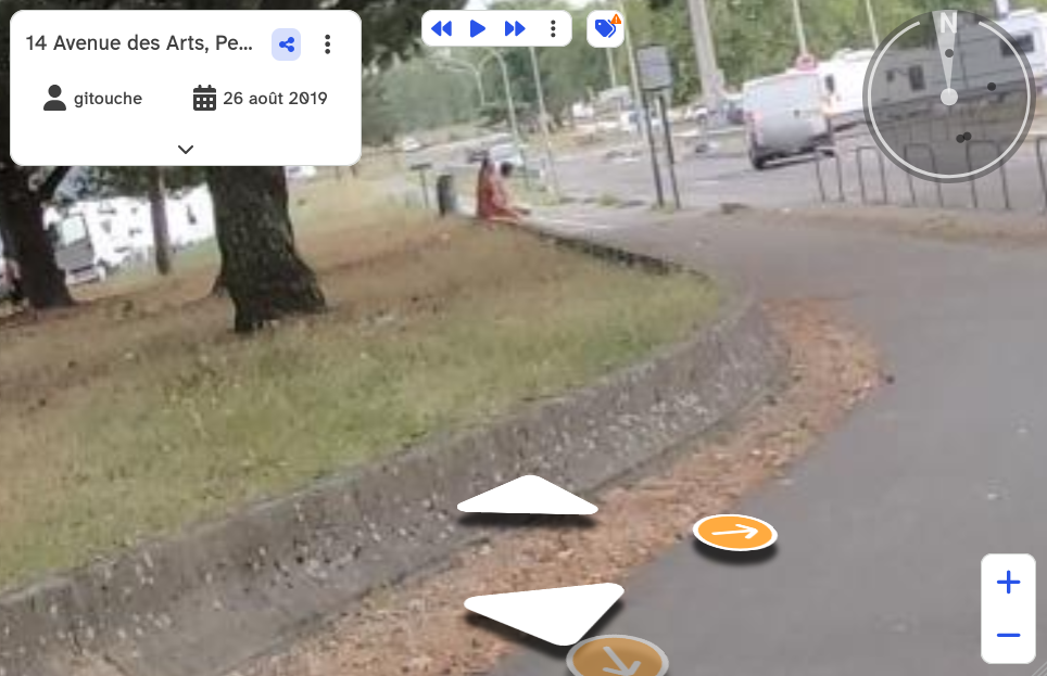 Screenshot of Photo Viewer with compass enabled